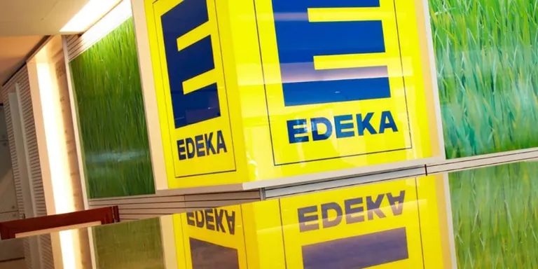 Hinterleuchteter Kubus mit einem EDEKA Logo